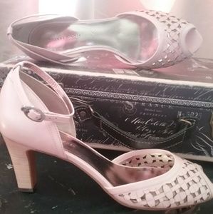 Pale pink Etienne Aigner 100% leather shoes.